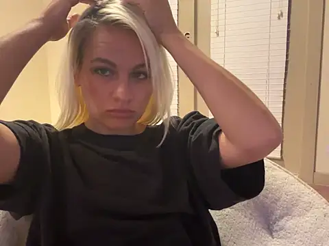 Snapshot of girlfriendmissy chatting on February 27, 2025, 2:32 am girlfriendmissy online show from February 27, 2025, 2:32 am