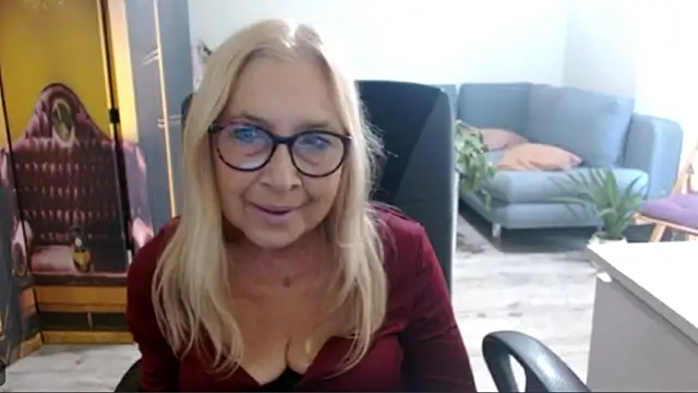 sofia xkiss online show from October 12, 2025, 1:43 pm