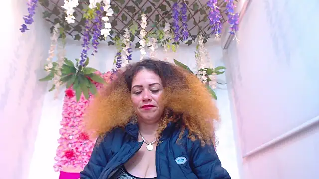 BLONDE SEXYHOT online show from May 15, 2026, 12:01 pm