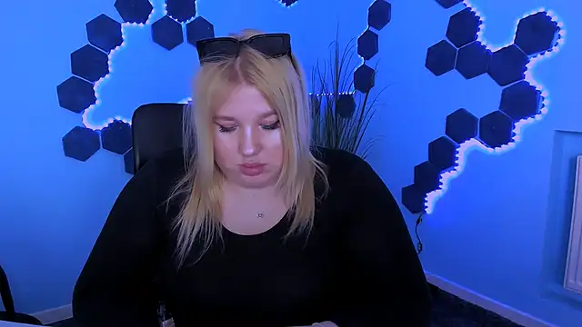 juli kisss online show from April 24, 2026, 1:46 pm