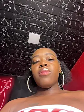 Snapshot of Thyana_LS chatting on October 29, 2025, 1:35 pm Thyana LS online show from October 29, 2025, 1:35 pm