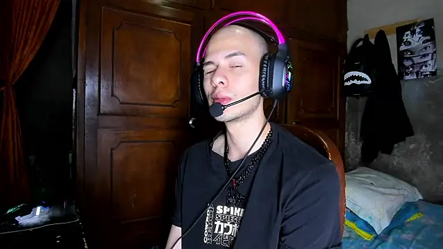 Snapshot of bruce_kane21 chatting on November 19, 2025, 8:42 pm bruce kane21 online show from November 19, 2025, 8:42 pm