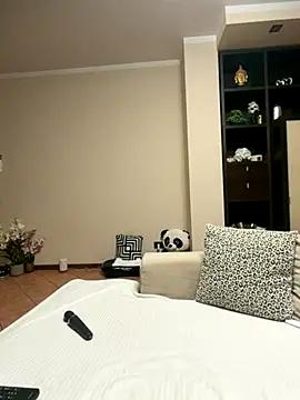 MichelleCara online show from December 5, 2025, 7:28 am