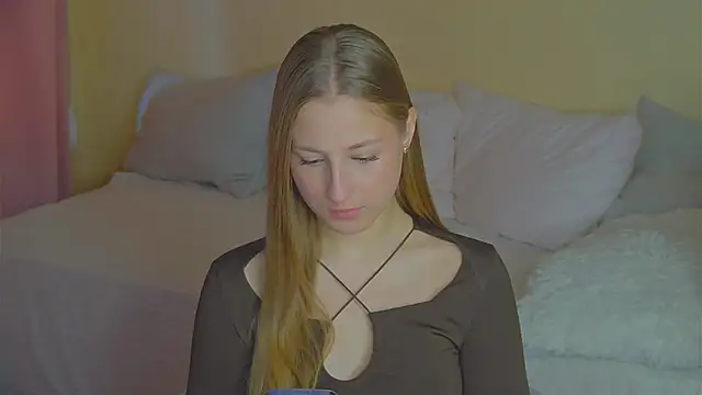 BritneyCruze online show from November 18, 2025, 9:03 am