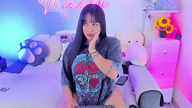 MaddyParisi online show from March 11, 2025, 5:05 am