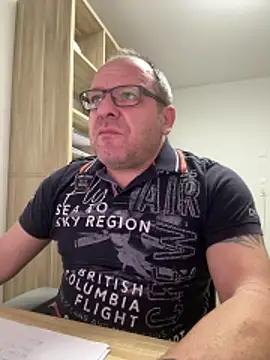 coupleLatinaLovers online show from November 26, 2025, 6:25 am