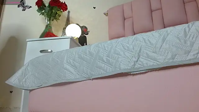 isabela ferrer  online show from December 3, 2025, 1:20 pm