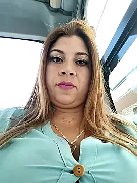Laura-Hernandez online show from December 22, 2024, 3:33 pm