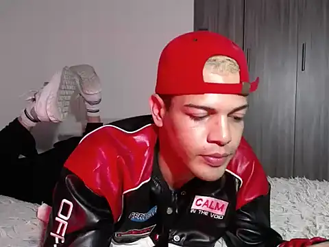 Snapshot of SWEET_MIGUEL chatting on October 21, 2025, 2:45 am SWEET MIGUEL online show from October 21, 2025, 2:45 am