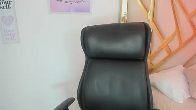 LanaJones  online show from June 4, 2026, 1:28 pm