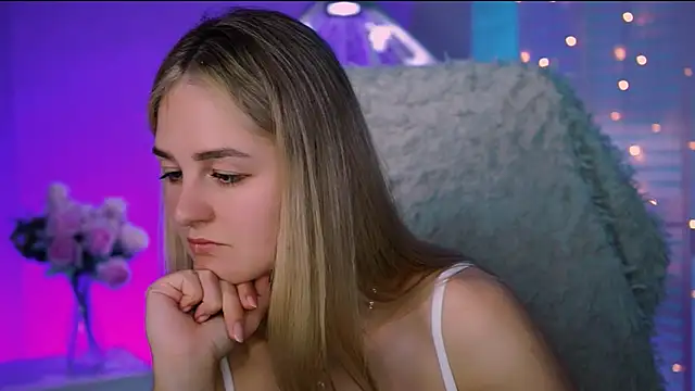 DeboraLarson online show from September 11, 2025, 4:12 am