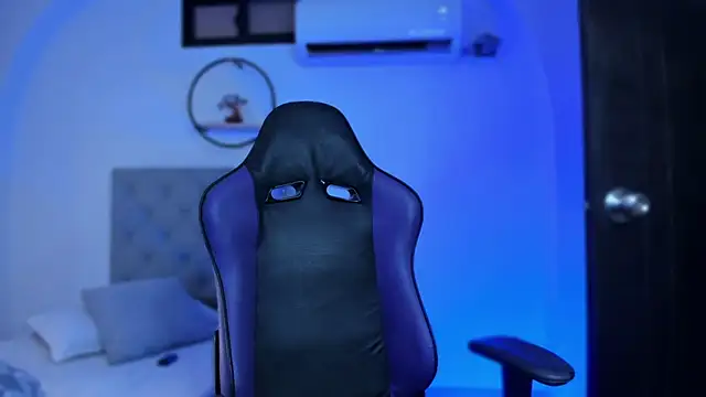 LiamGarcia1 online show from February 10, 2025, 1:33 pm