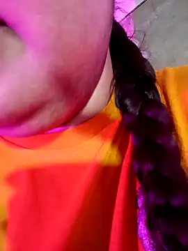 Suhanakhan00 online show from May 17, 2026, 8:01 am