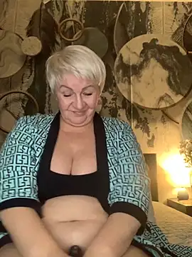 Laura Millf online show from November 30, 2025, 4:22 pm