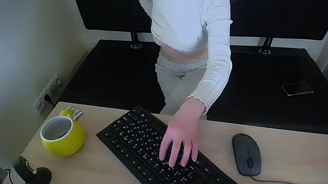 Snapshot of LaimaV_ chatting on November 9, 2025, 9:51 am LaimaV online show from November 9, 2025, 9:51 am