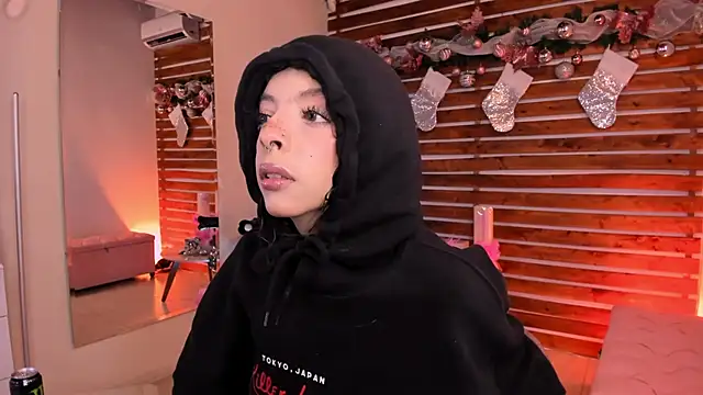 Sapphire Venuss online show from December 18, 2025, 12:38 am