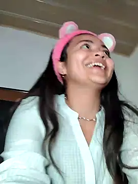 Snapshot of KimDevinne chatting on February 3, 2025, 9:07 pm KimDevinne online show from February 3, 2025, 9:07 pm