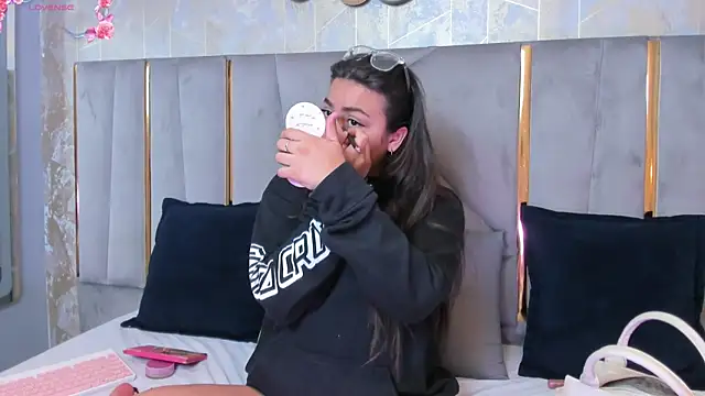 Snapshot of KimDevinne chatting on February 28, 2025, 2:31 am KimDevinne online show from February 28, 2025, 2:31 am