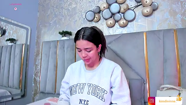 Snapshot of KimDevinne chatting on October 4, 2025, 3:26 am KimDevinne online show from October 4, 2025, 3:26 am