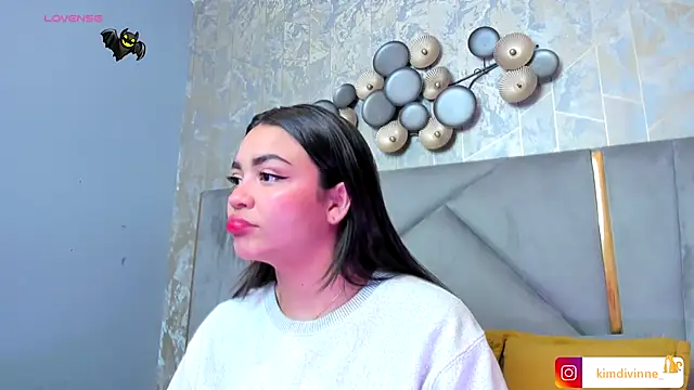 Snapshot of KimDevinne chatting on November 5, 2025, 2:44 am KimDevinne online show from November 5, 2025, 2:44 am