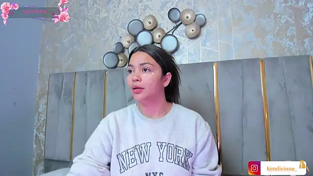 Snapshot of KimDevinne chatting on November 12, 2025, 2:34 am KimDevinne online show from November 12, 2025, 2:34 am