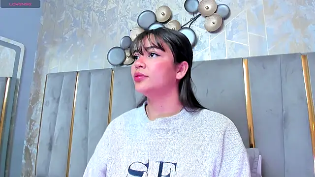 KimDevinne online show from December 19, 2025, 2:07 am