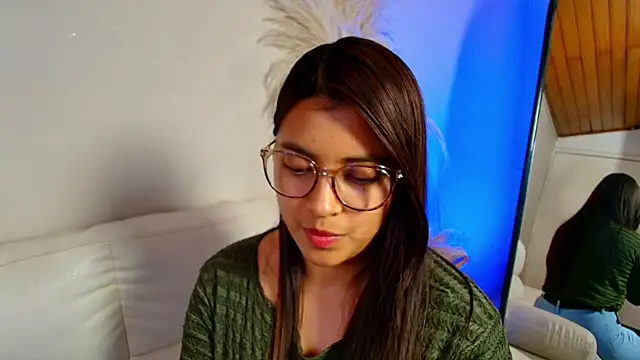 Rebeca Williams  online show from February 6, 2025, 2:11 am