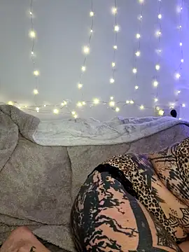 lizzardqueeen online show from February 18, 2026, 3:57 am