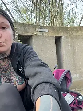 lizzardqueeen online show from April 6, 2026, 2:07 pm