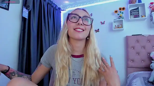 Snapshot of Soffy-brooks chatting on May 19, 2026, 3:46 am Soffy-brooks online show from May 19, 2026, 3:46 am