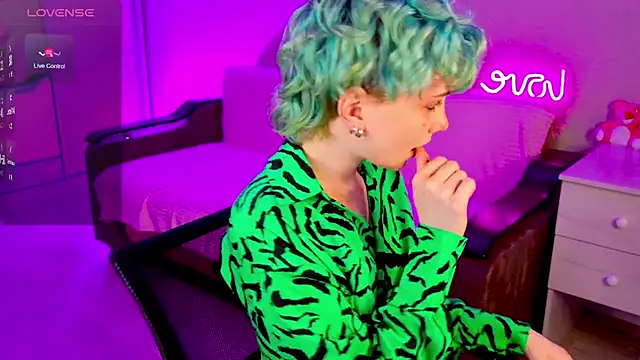 Snapshot of School_Love chatting on December 6, 2024, 4:17 pm School Love online show from December 6, 2024, 4:17 pm