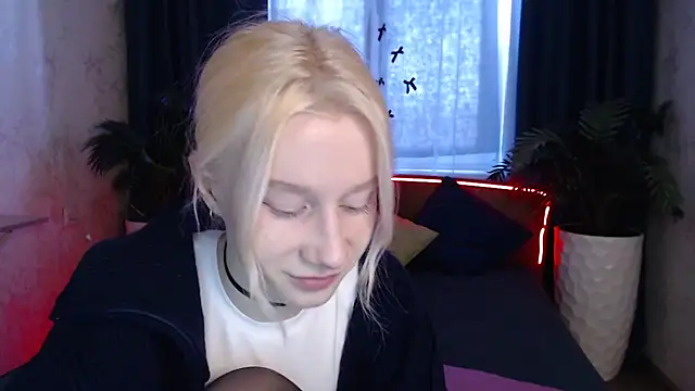 Snapshot of EnigmaSee chatting on February 3, 2026, 9:14 am EnigmaSee online show from February 3, 2026, 9:14 am