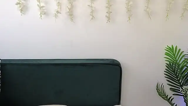 Snapshot of MadameDeFeu chatting on April 29, 2026, 6:06 am MadameDeFeu online show from April 29, 2026, 6:06 am