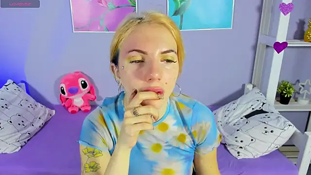 Snapshot of AnneTenet chatting on December 4, 2024, 4:10 am AnneTenet online show from December 4, 2024, 4:10 am