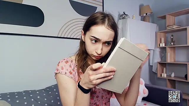 PollyBeev online show from October 27, 2025, 7:34 am