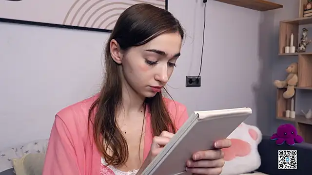 PollyBeev online show from November 6, 2025, 7:42 am