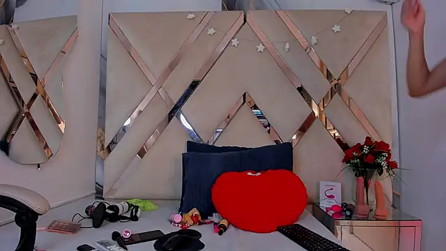 ninaht online show from November 12, 2025, 8:52 pm