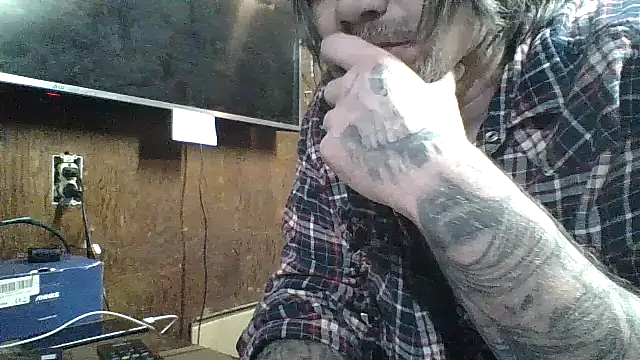 Snapshot of clitstitsandbongrips chatting on December 15, 2024, 10:26 pm clitstitsandbongrips online show from December 15, 2024, 10:26 pm