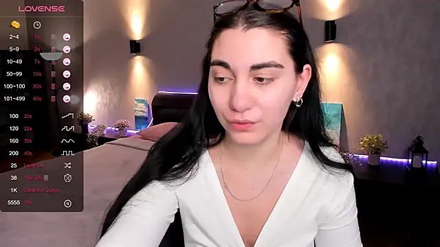 hannacheekss  online show from February 12, 2025, 4:54 am