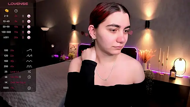 Snapshot of hannacheekss_ chatting on February 21, 2026, 2:01 am hannacheekss online show from February 21, 2026, 2:01 am