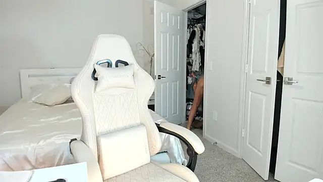 marianaferrero online show from October 22, 2025, 3:12 pm