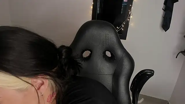 AnnikaMerliahh  online show from January 14, 2026, 12:33 pm