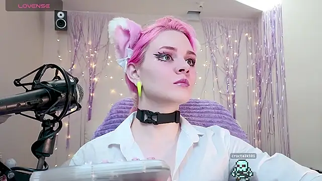 Snapshot of One_Moment_ chatting on December 2, 2024, 3:37 am One Moment online show from December 2, 2024, 3:37 am