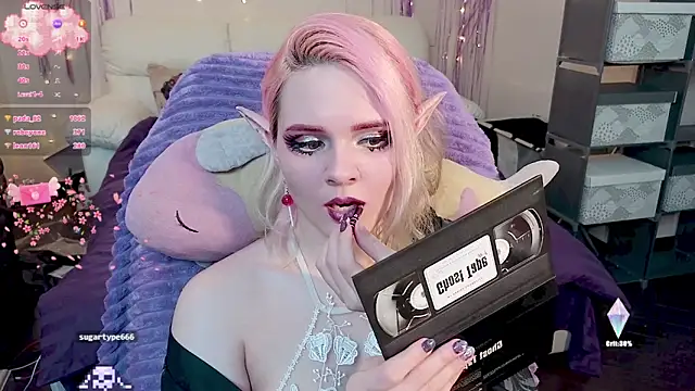 Snapshot of One_Moment_ chatting on December 18, 2024, 4:09 am One Moment online show from December 18, 2024, 4:09 am