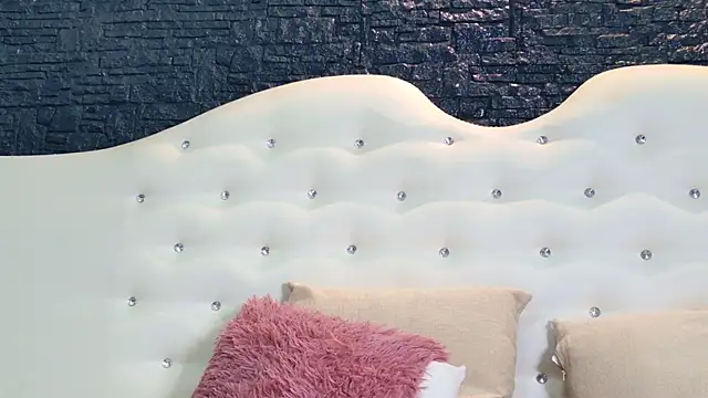 LaurynCopper online show from January 17, 2025, 3:53 pm