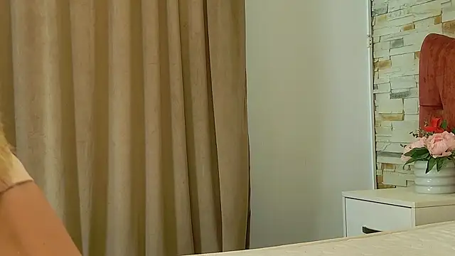 LaurynCopper online show from September 22, 2025, 7:32 am