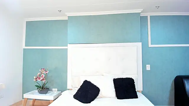 Khenta Michells online show from September 23, 2025, 10:51 am