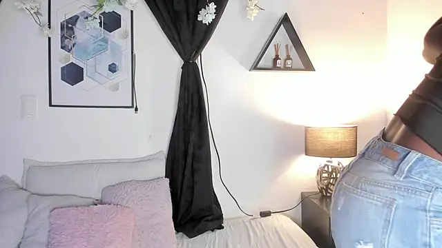 Khenta Michells online show from April 7, 2026, 10:26 am