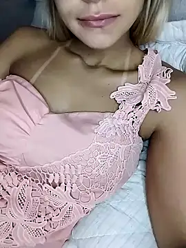 fofinhaa12 online show from February 5, 2025, 1:11 pm