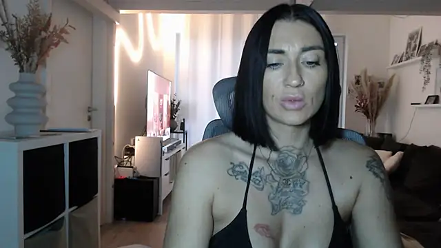 Snapshot of IntiMia chatting on November 11, 2025, 7:52 am IntiMia online show from November 11, 2025, 7:52 am